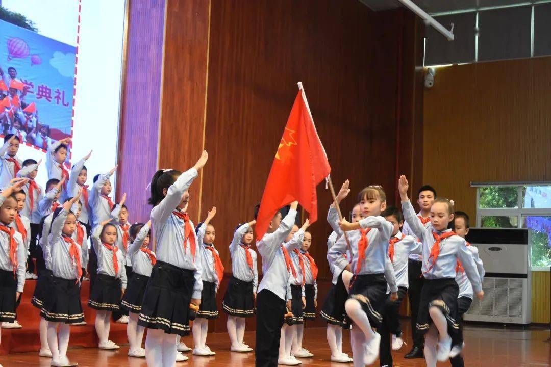 红领巾胸前飘——兴龙湖小学第二届少先队风采展示