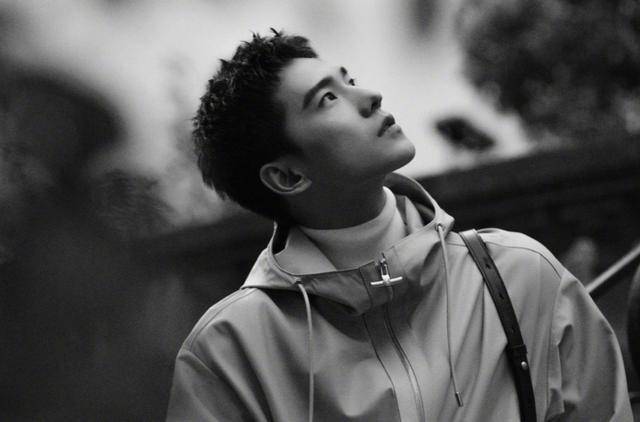 杨洋新剧上演“抱头吻”，亲自为热巴扣衣服，