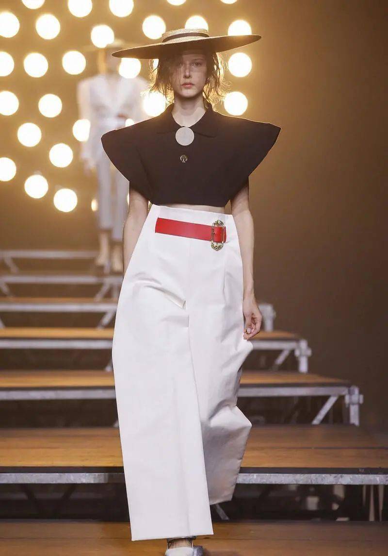 为美|还在减肥啊？这个秋天＂以胖为美＂，这几件衣服让你＂肉＂而不肿