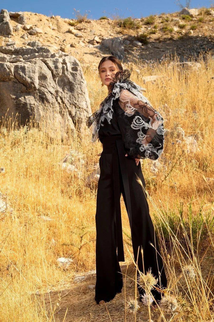 Saab|下凡历劫这么苦,为什么不打扮得再美一些呢?交织着华丽Elie Saab在斜阳下闪烁着光芒