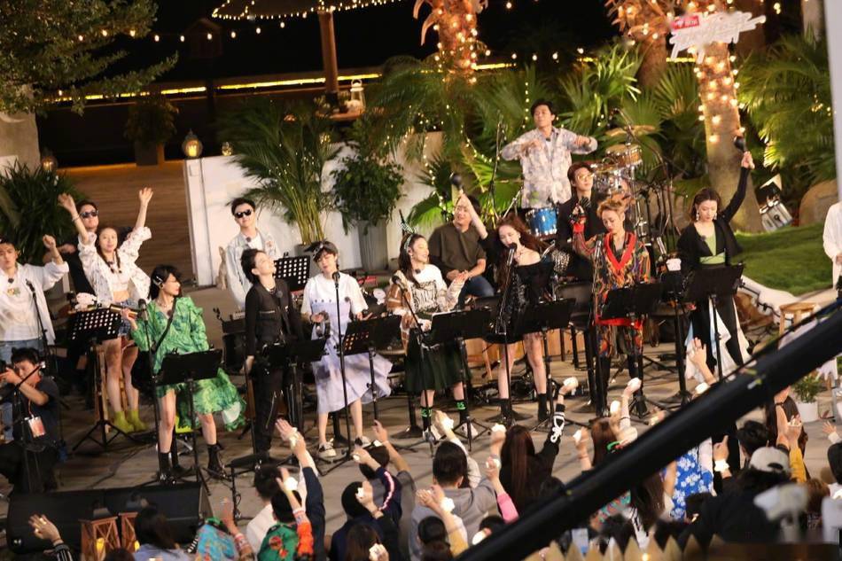 李斯丹妮|乘风破浪的姐姐路演张雨绮坐C位 徐峥和姐姐们共舞好妖娆