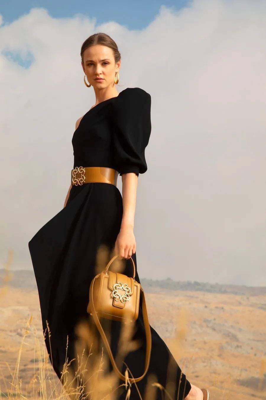 Saab|下凡历劫这么苦,为什么不打扮得再美一些呢?交织着华丽Elie Saab在斜阳下闪烁着光芒