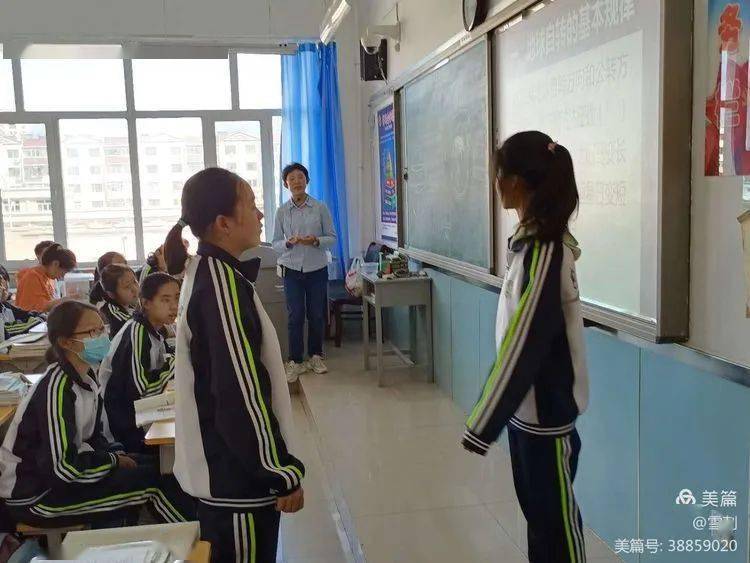 李春利老师的课堂上,学生正作为小老师为大家讲解.