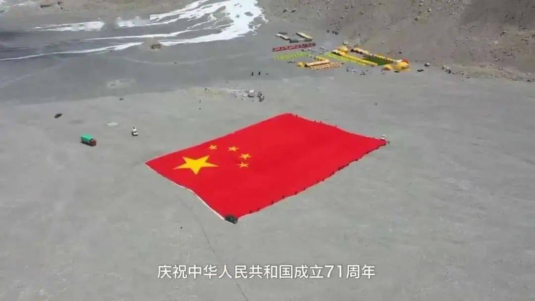 你守护国旗的样子,真美!_五星红旗