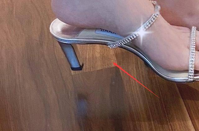 萝莉|蔡萝莉晒水晶高跟鞋，意外暴露脱发严重，花10多万植发也没用？