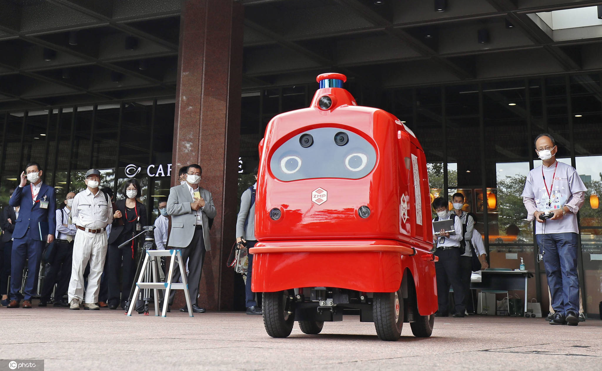 试验|日本“邮差”机器人首次上路试验 预计2021年推广使用