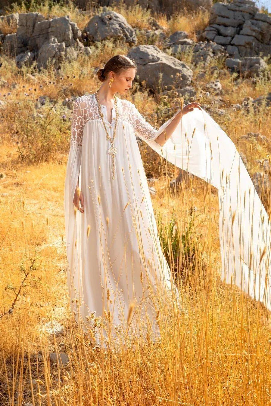 Saab|下凡历劫这么苦,为什么不打扮得再美一些呢?交织着华丽Elie Saab在斜阳下闪烁着光芒