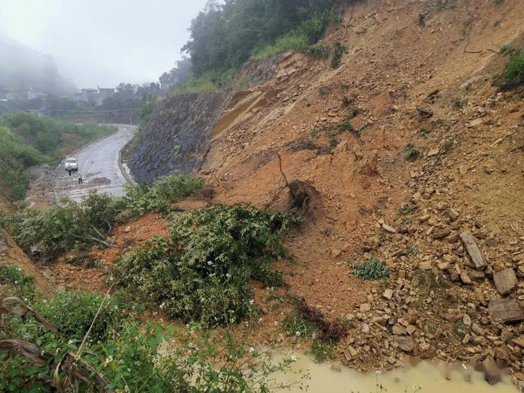 西林县突降暴雨导致辖区八达镇, 普合苗族 乡部分路段出现  塌方