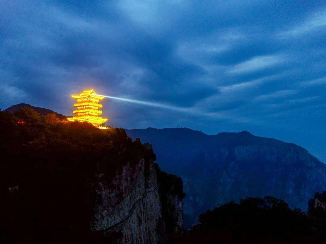 镶嵌在太行山上,美轮美奂这时的重阳阁像一颗璀璨的夜明珠不断变幻的
