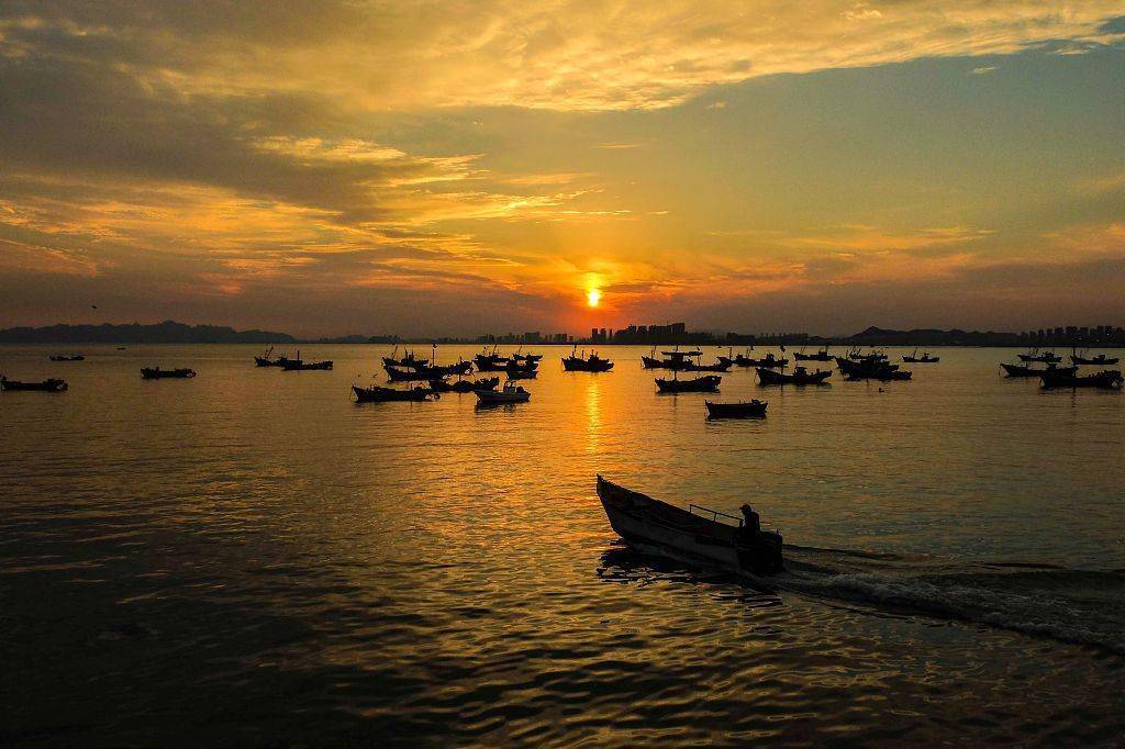 山东青岛:夕阳西下 渔舟唱晚