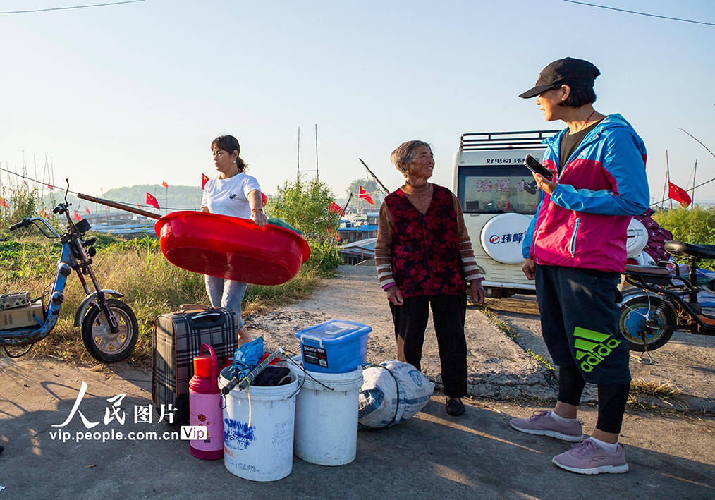 江苏淮安：渔民撤离湖区 洪泽湖10年禁渔开始
