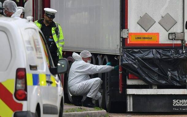 英国货车惨案细节：移民死前绝望告别家人