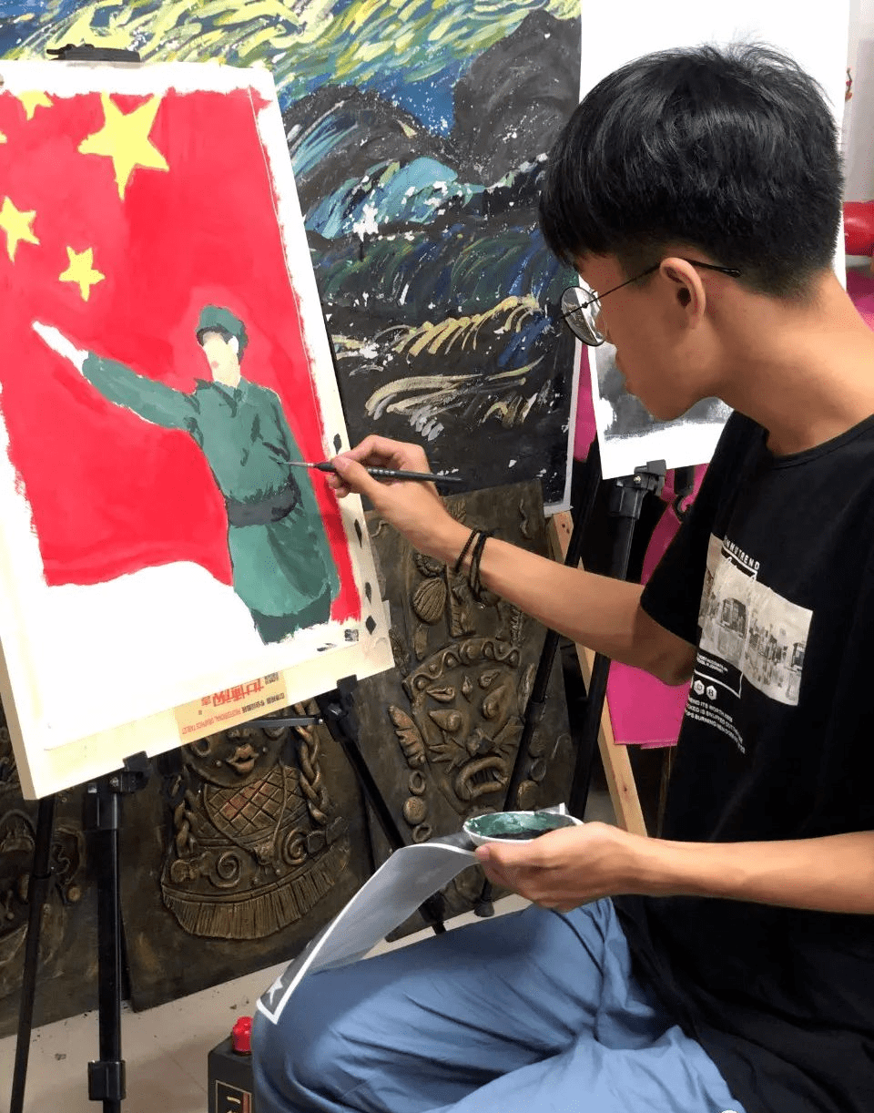 在陆川县实验中学"红色画卷"主题绘画展览活动中,学生认真创作庆国庆