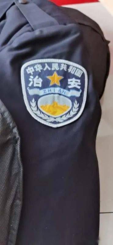 和平路派出所民警发现辖区某批发部销售的部分服装用品上带有警用标识