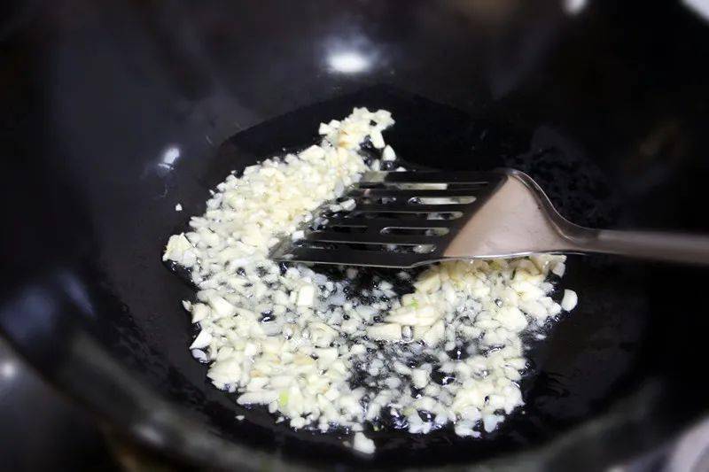 10月不吃肉也要吃這菜！5分鍾上桌，成本3元吃它比肉還過癮！ 熱愛美食 第8张