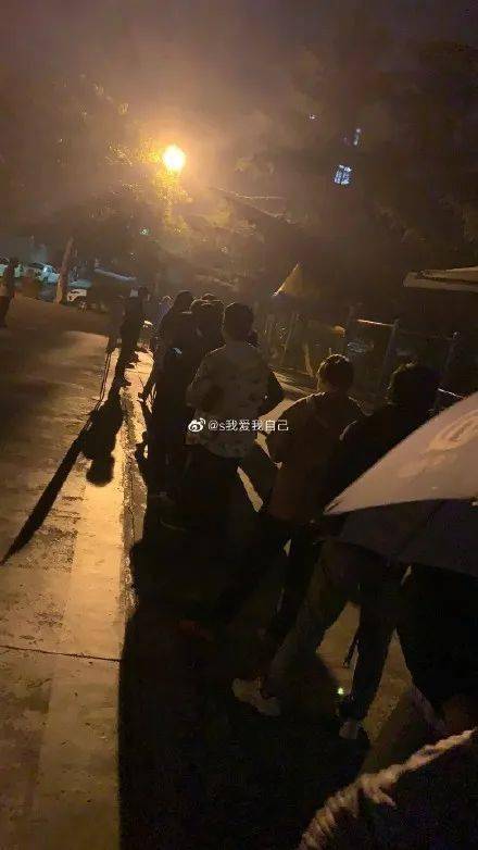 青岛市民连夜排队接受采样,张文宏发声