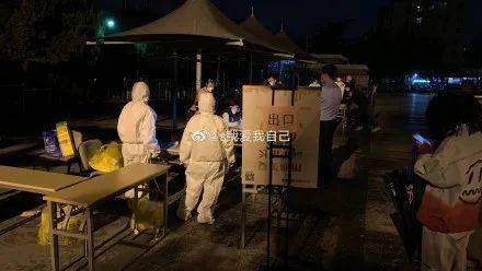 青岛市民连夜排队接受采样,张文宏发声