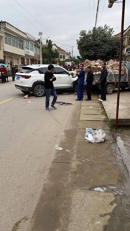 黄官镇桂花村二组路段,发生一起交通事故,致一人当场死亡,在逃逸过程