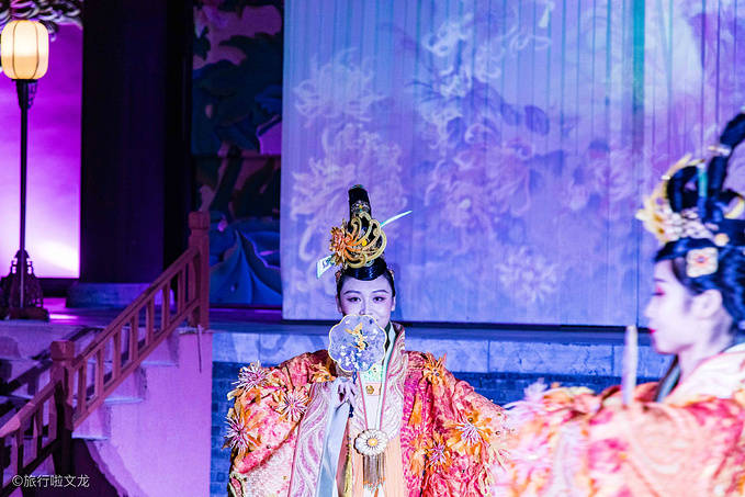 雨中戏梦,男戏子身披白雨衣的舞台演绎 雨中戏梦,男戏子身披白雨衣的舞台演绎