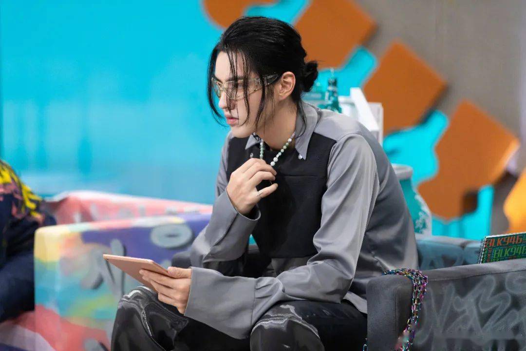 发丝|秋风吹拂发丝的温柔~是暖男啊