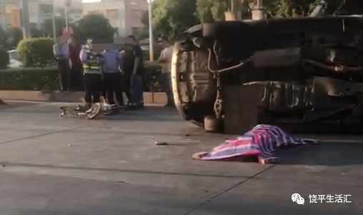 潮汕一女子遭遇车祸当场死亡,现场一片狼藉.