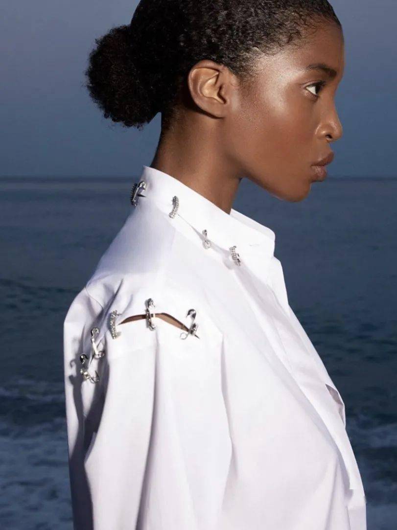 链条|易烊千玺被绑凳子上?时尚圈的链子有点厉害!