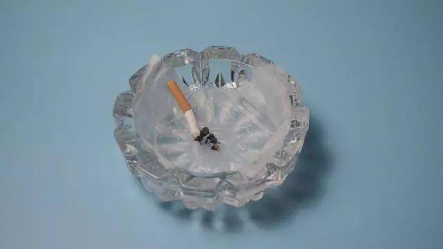 烟灰缸里放一张纸巾,用途真厉害,我也是刚知道,解决了