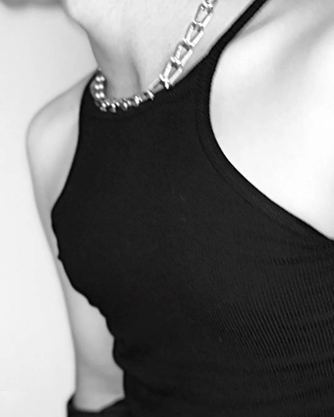 链条|易烊千玺被绑凳子上?时尚圈的链子有点厉害!