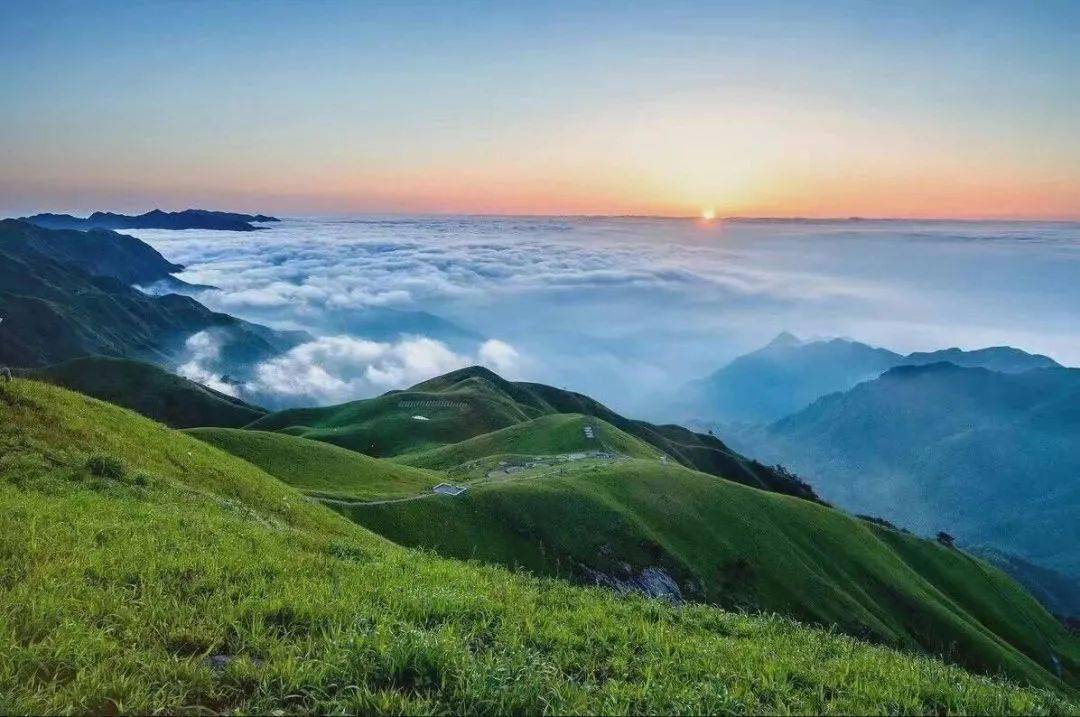 武功山,海拔1950米,位于江西西部,国家aaaa级风景名胜区,是集人文景观