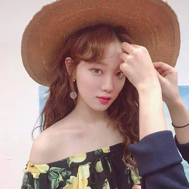 刘海|秒杀渣女大波浪！泫雅同款“泡面头”火了，get到这个发型今年秋冬美翻天！