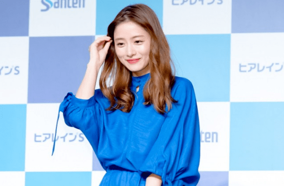 石原里美婚后首次亮相，害羞微笑“比平常更加紧张”
