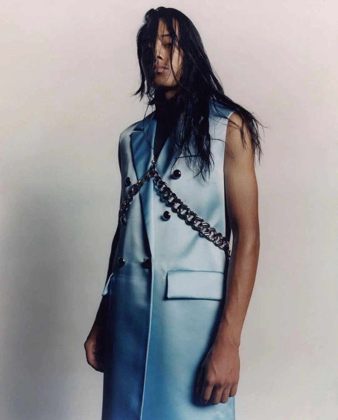 链条|易烊千玺被绑凳子上?时尚圈的链子有点厉害!