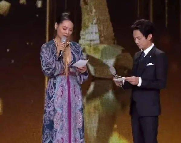 何炅|何炅“电梯穿越”出场?颁奖晚会搭档是她……