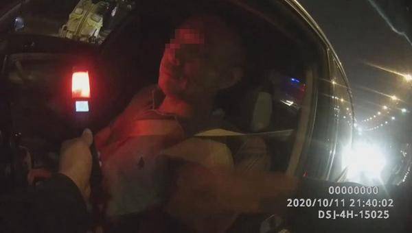 完美体育郑州一男子酒驾被查开始“花式表演”对着测试仪假吹7次(图3)