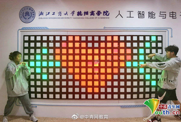 互动|高校教师开发网红“治愈机” ，学生利用AI理念玩中求学