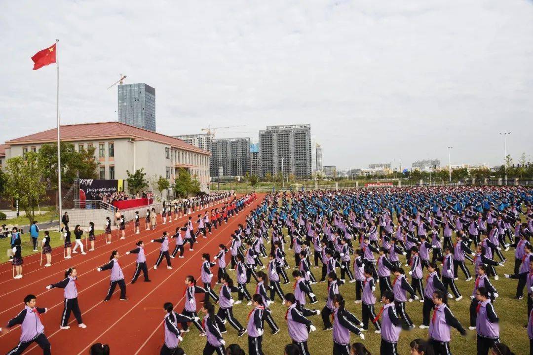 东湖中学在学校操场隆重举行第二十一届阳光校园文化艺术节暨第三十一