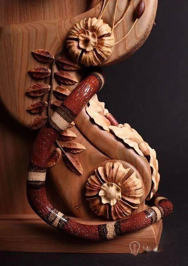 克里米亚木雕大师精湛的木雕作品