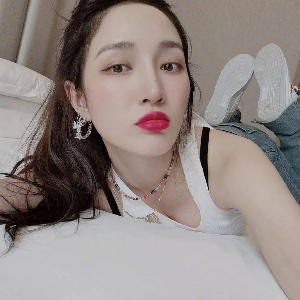 眼线|Jennie的爱心痣，金晨的“北斗七星妆”，原来有痣可以这么美