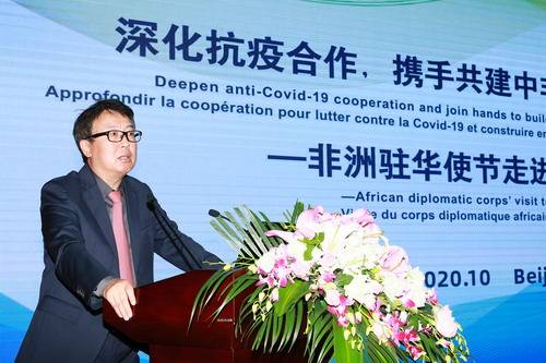 51位非洲驻华使节参观国药集团新冠肺炎疫苗生产车间