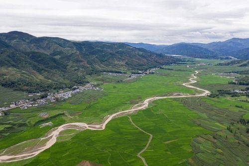 鸟瞰大凉山腹地昭觉县