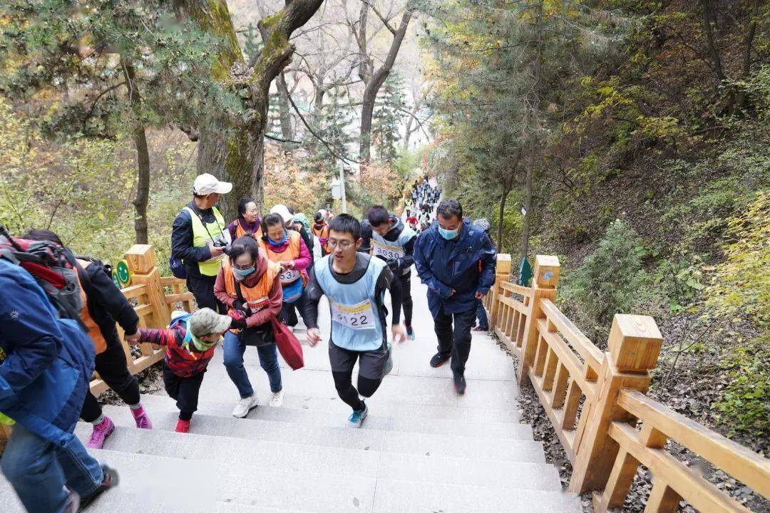 榆中县举办"合行杯"2020第四届金秋红叶兰州.榆中兴隆山徒步登山活动