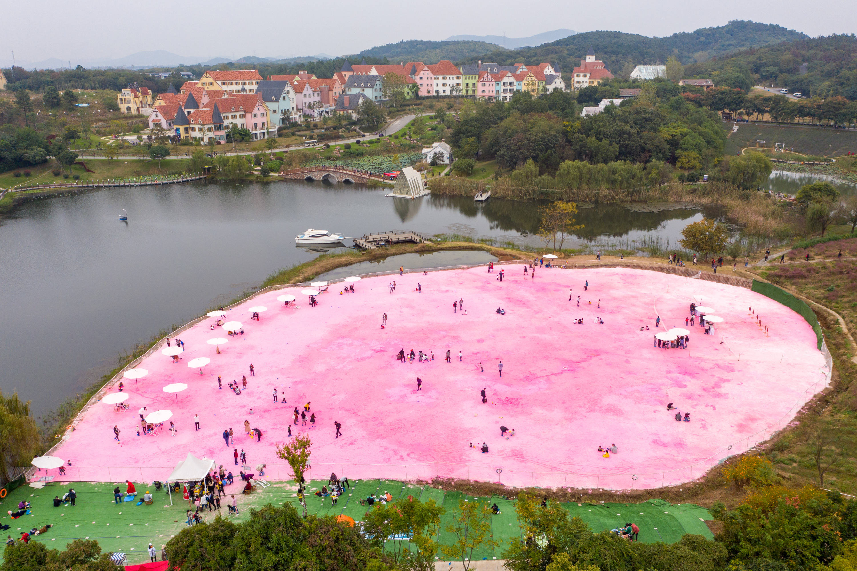 10月18日,游客在南京市江宁区谷里街道大塘金薰衣草特色小镇游览.