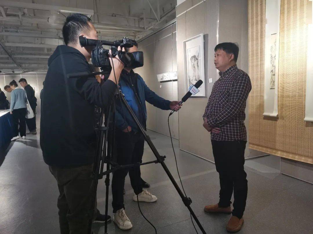 案上云烟于兴洋国画作品展开幕