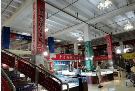 书店还有一个地点同样也吸引了大批图书爱好者前往—利津路文化市场