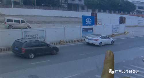 恒达官网驾校教练多次恶意别车还做出“挑逗”手势!称这是对女司机的“礼貌”(图6) 恒达官网驾校教练多次恶意别车还做出“挑逗”手势!称这是对女司机的“礼貌”(图6)