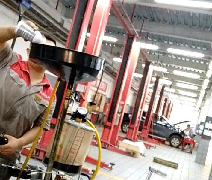 恒达首页暗访两家4S店:砸坏好零件定损再修 截留油液回收再卖 (图3) 恒达首页暗访两家4S店:砸坏好零件定损再修 截留油液回收再卖 (图3)