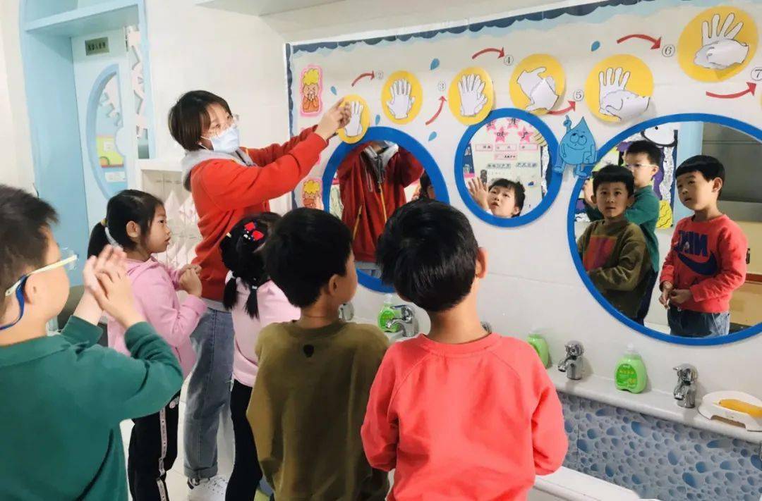 崇文回民幼儿园保健医教孩子们七步洗手法