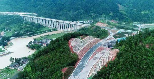 雷(山)榕(江)高速首个隧道左洞贯通 // 凯里环城高速北段通车进入"倒