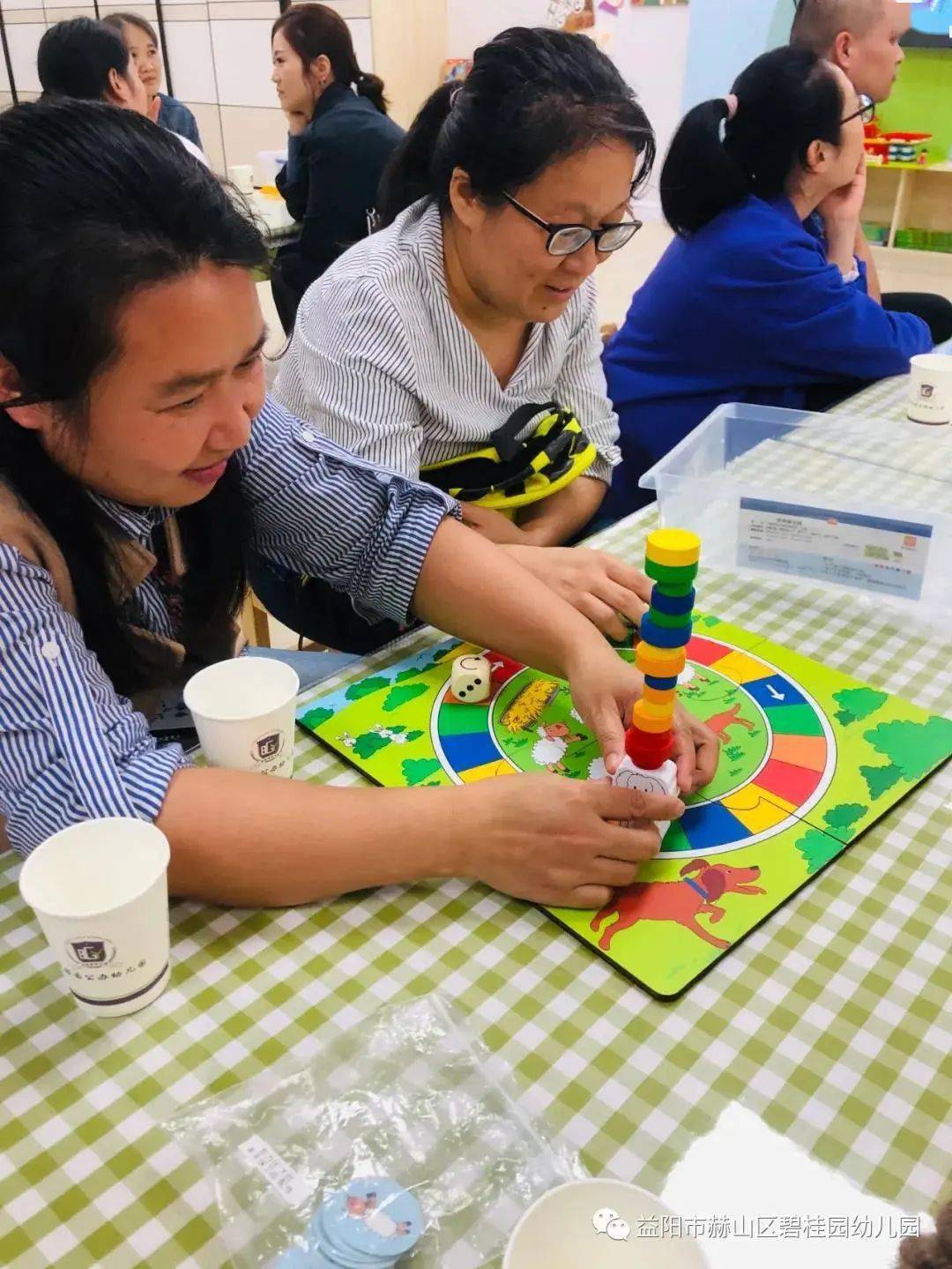 幼儿园开家长会老师怎么穿搭_幼儿园开家长会照片(2)