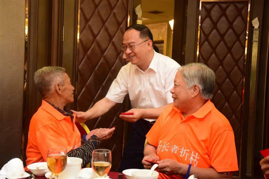 王明贵和老金 def0853c100f482f92090a63e7ad2947.jpeg